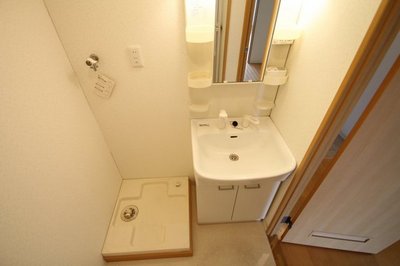 Washroom. Independent wash basin ・ Indoor laundry bread