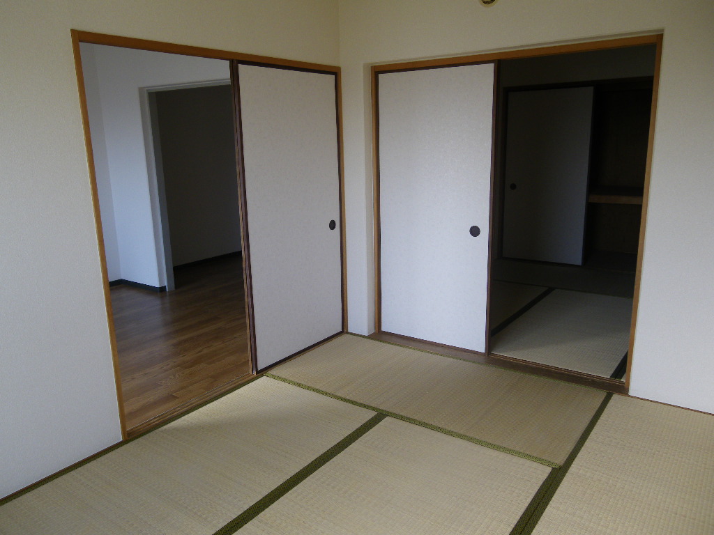 Living and room. It will connect Japanese-style room!