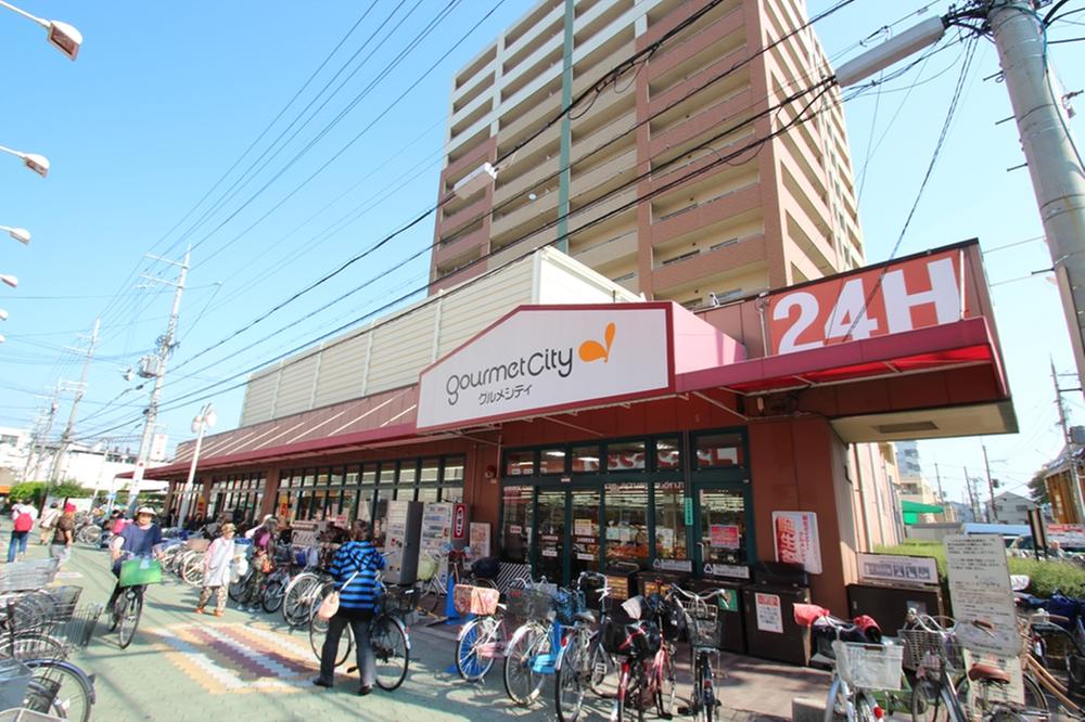 Supermarket. 657m until Gourmet City Owada store