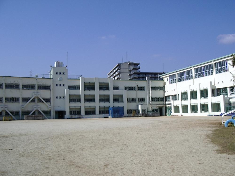 Primary school. Kadoma 1154m to stand Furukawa Bridge Elementary School