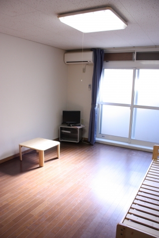 Living and room.  ※ Unfurnished home appliances (with illumination)