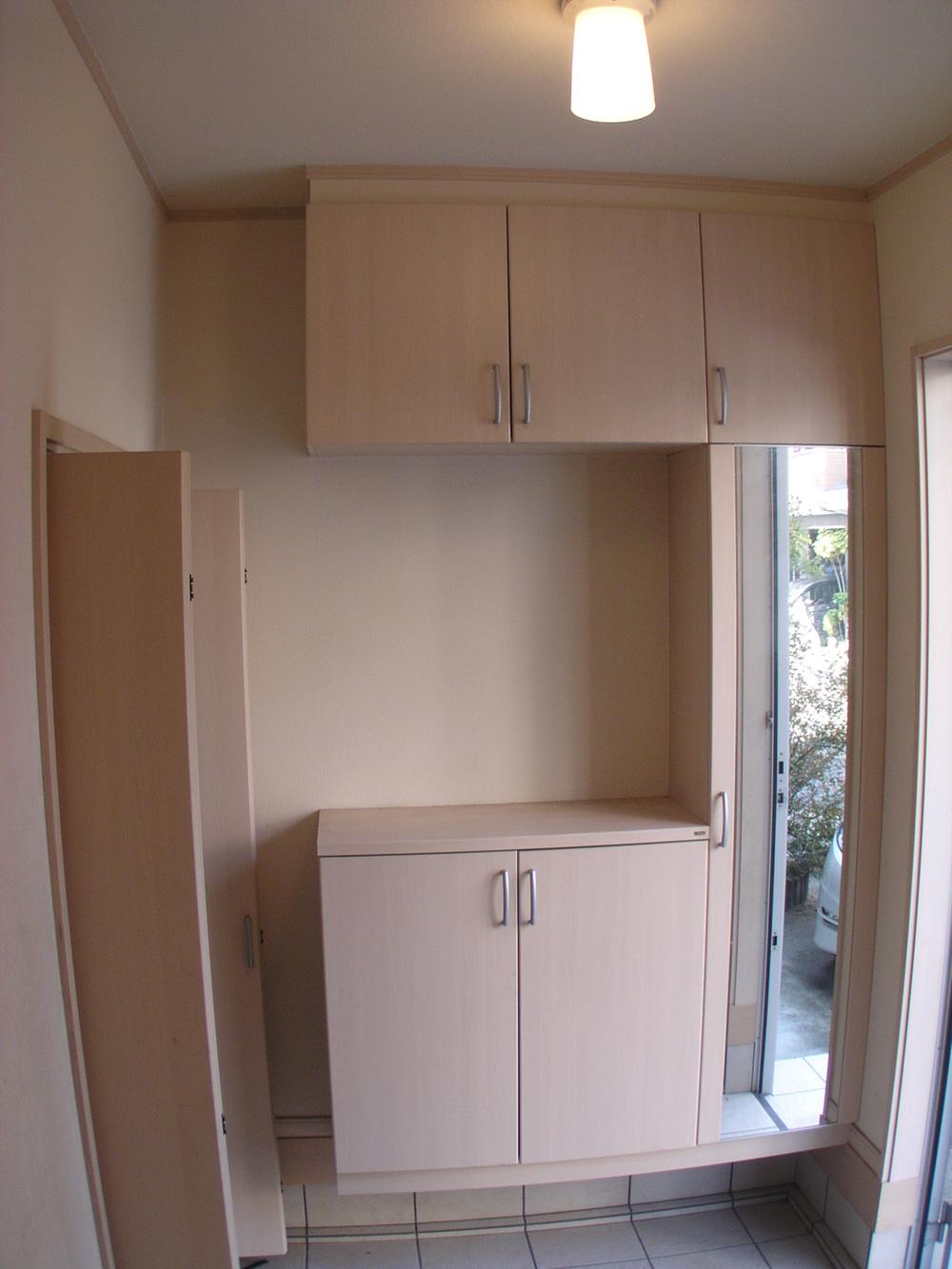 Entrance. Full-length mirror with entrance storage
