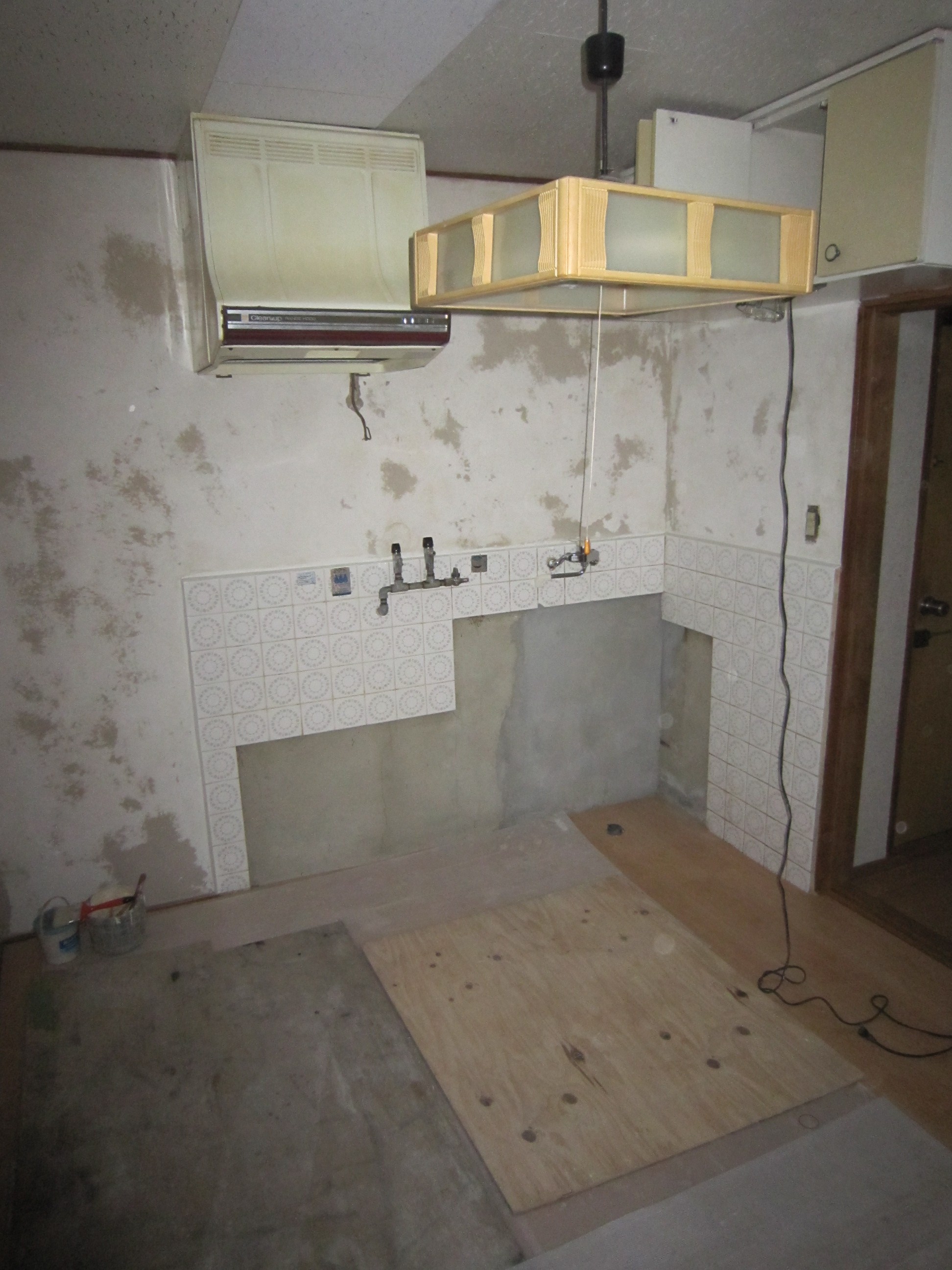 Kitchen. It is currently being renovated ☆