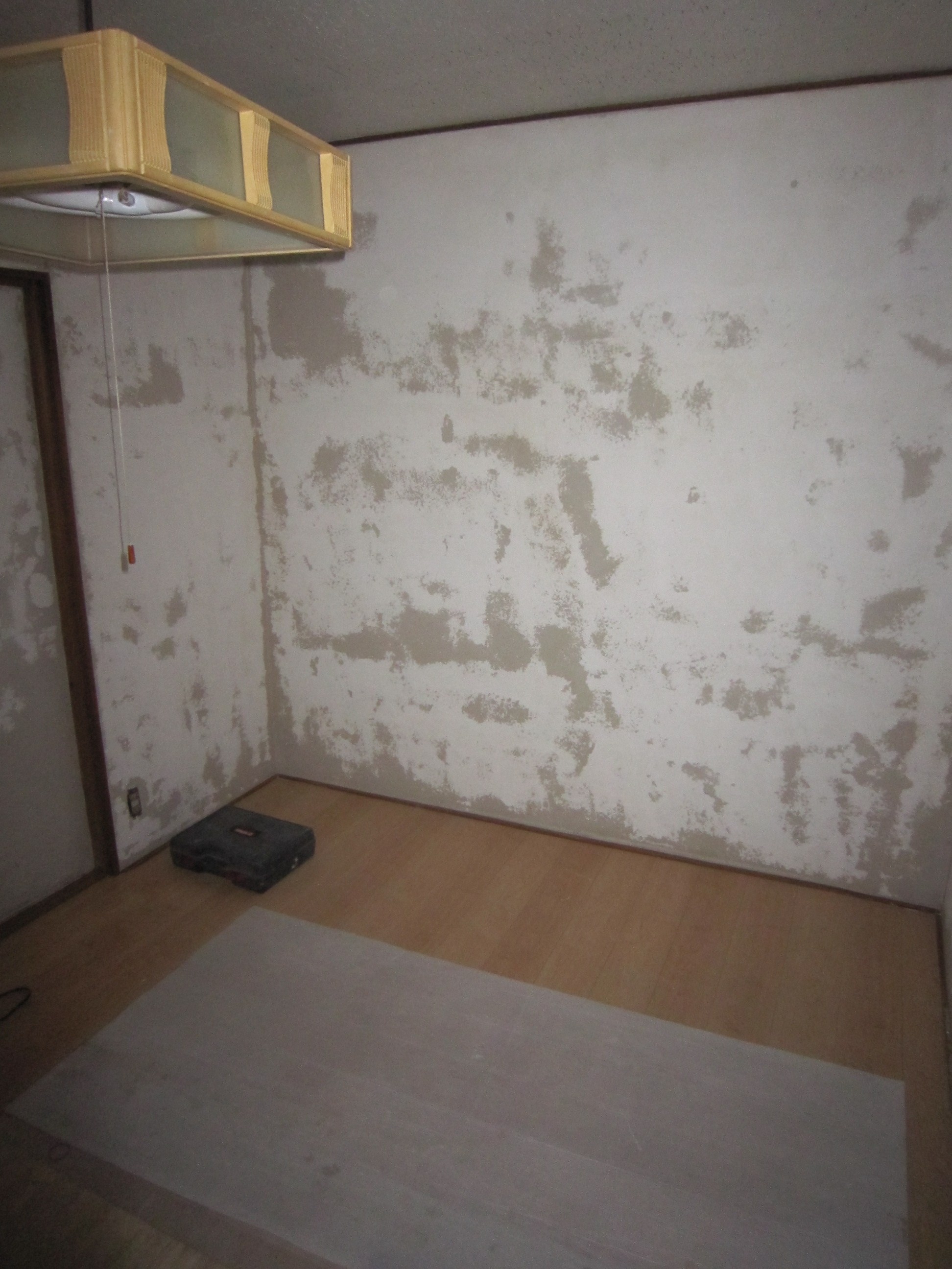 Living and room. It is currently being renovated ☆