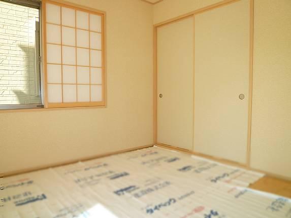 Non-living room. Easy-to-use Japanese-style room in the living room adjacent