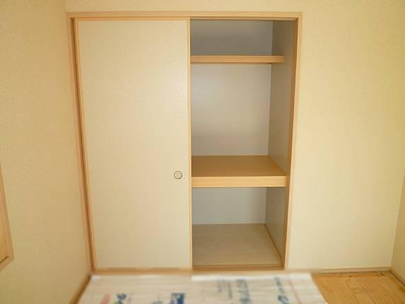 Receipt. Closet of the Japanese-style room has been partition in three stages!