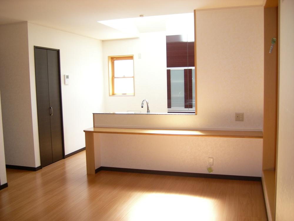 Same specifications photo (kitchen). Face-to-face counter kitchen, The height of the counter was in accordance with the height of the dining table.