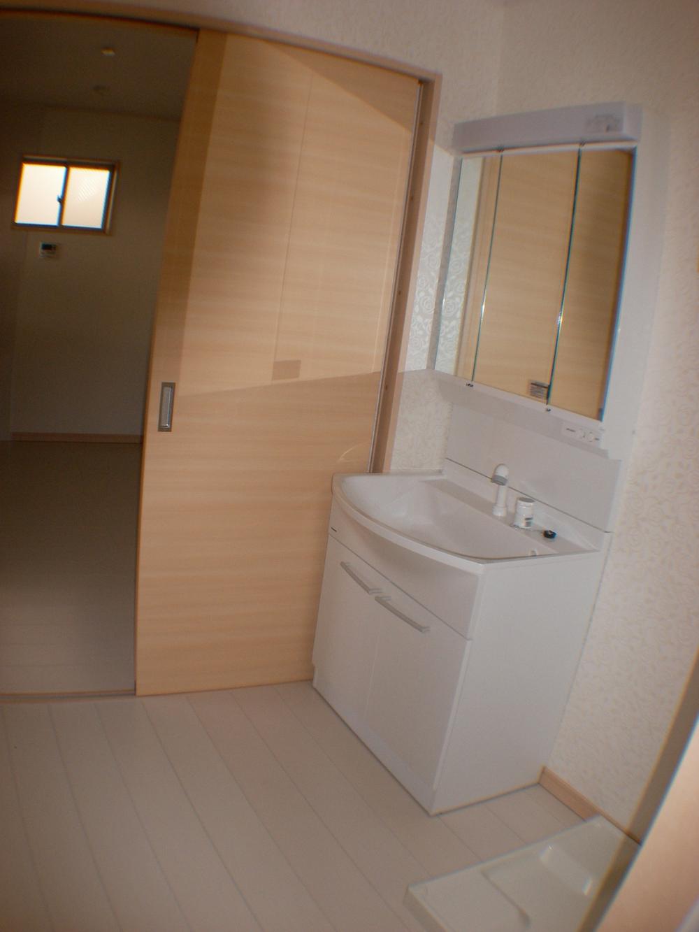 Wash basin, toilet. All storage space behind the mirror ・ Easy-to-use dressing table in the three-sided mirror.
