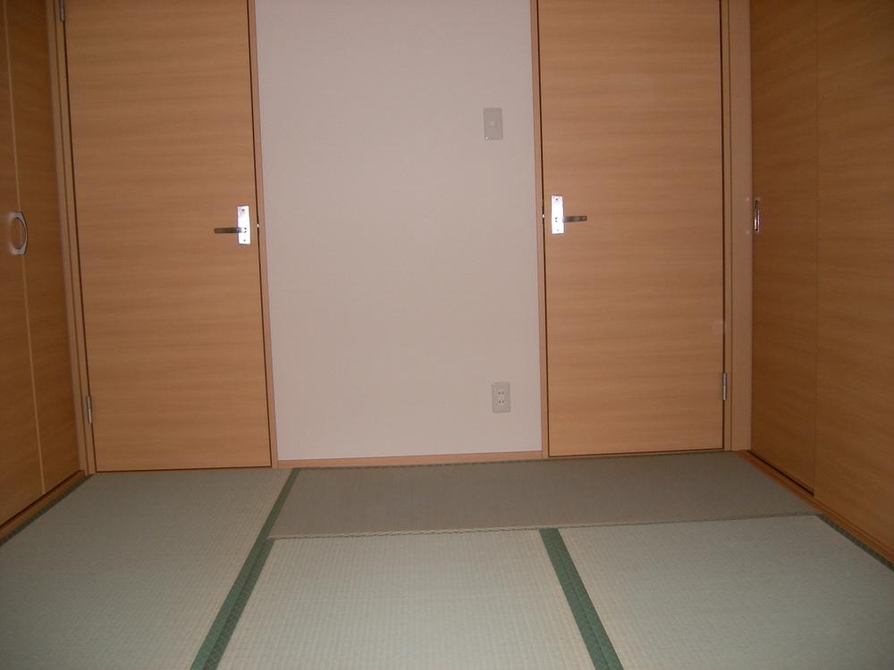 Non-living room. You can also Japanese-style room, Please free to decide.