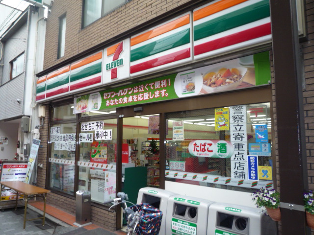 Convenience store. Seven-Eleven happiness cho store (convenience store) to 400m