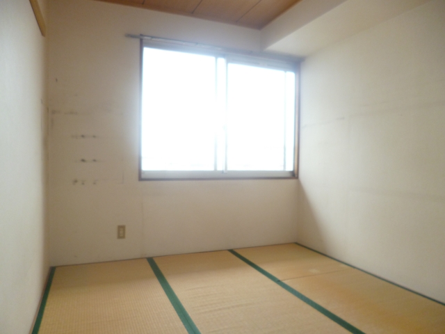 Living and room. Is tatami clean.