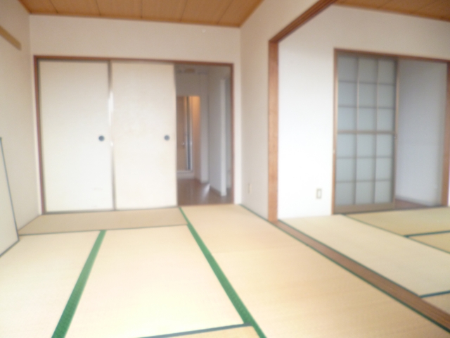 Living and room. Is tatami clean.