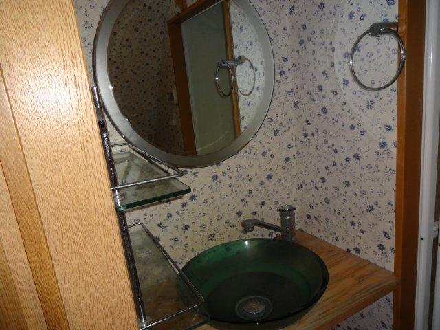 Wash basin, toilet. Local (04 May 2013) Shooting