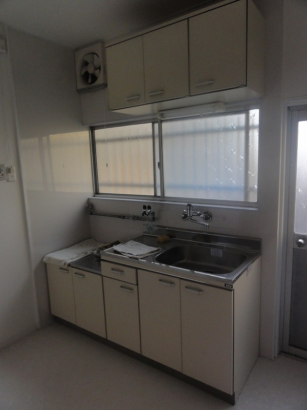 Kitchen. Spacious kitchen.