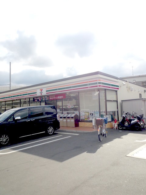 Convenience store. Seven-Eleven Neyagawa Kayashimaminami store up (convenience store) 1124m