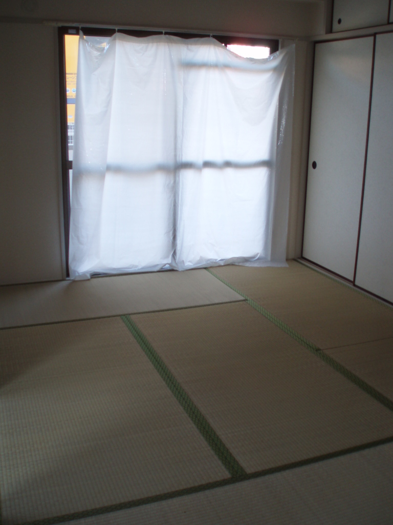 Living and room. Wide Japanese-style room! 