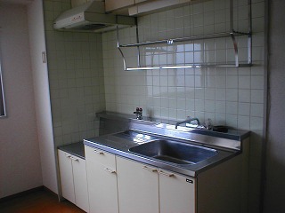 Kitchen. Kitchen spacious! Gas stove installation Allowed! 