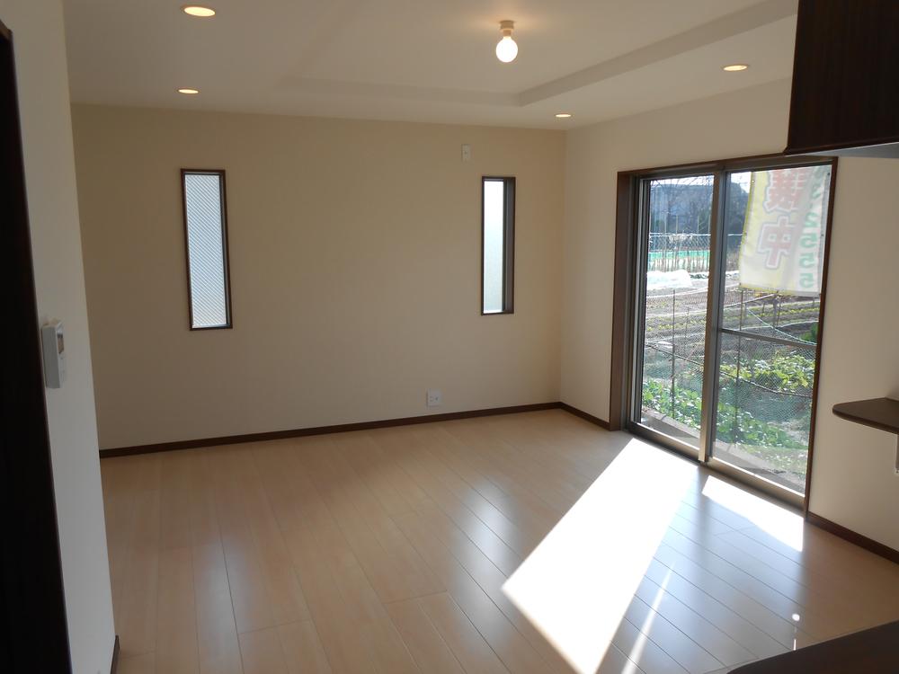 Living.  ☆ In spacious space, Large windows located both north and south, Preeminent ventilation.