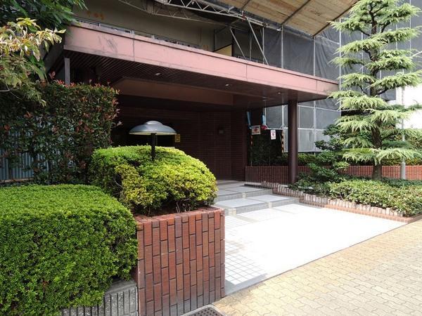 Entrance. Green is a large apartment. It has also been cleanly cut planting.