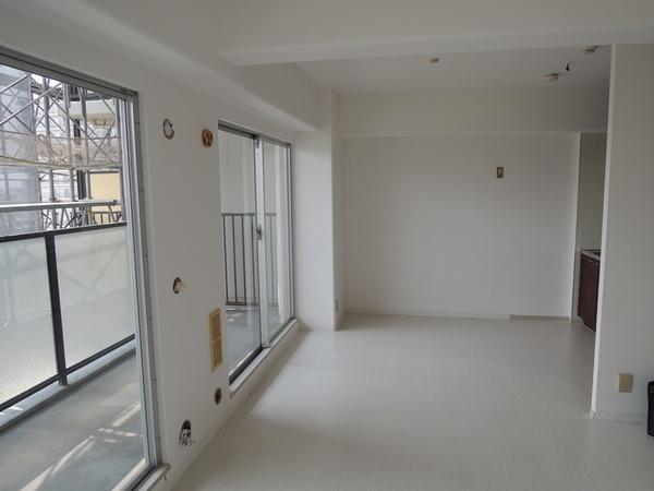 Living. Bright south-facing living.