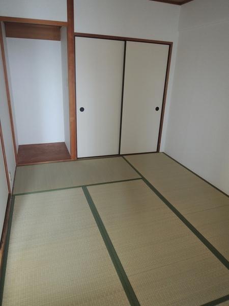 Non-living room. Japanese-style room 6 quires. There is also a alcove.