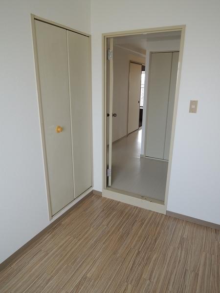 Non-living room. Western-style about 4 Pledge.