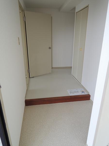 Entrance. It is entrance spread.