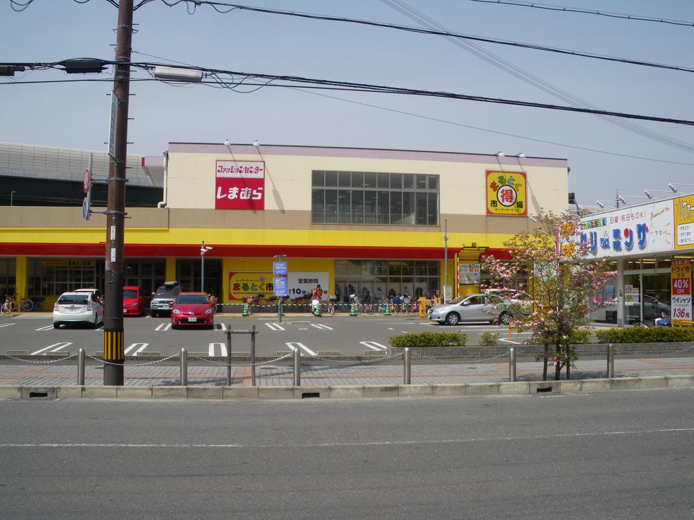 Supermarket. 800m to Toku Maru market