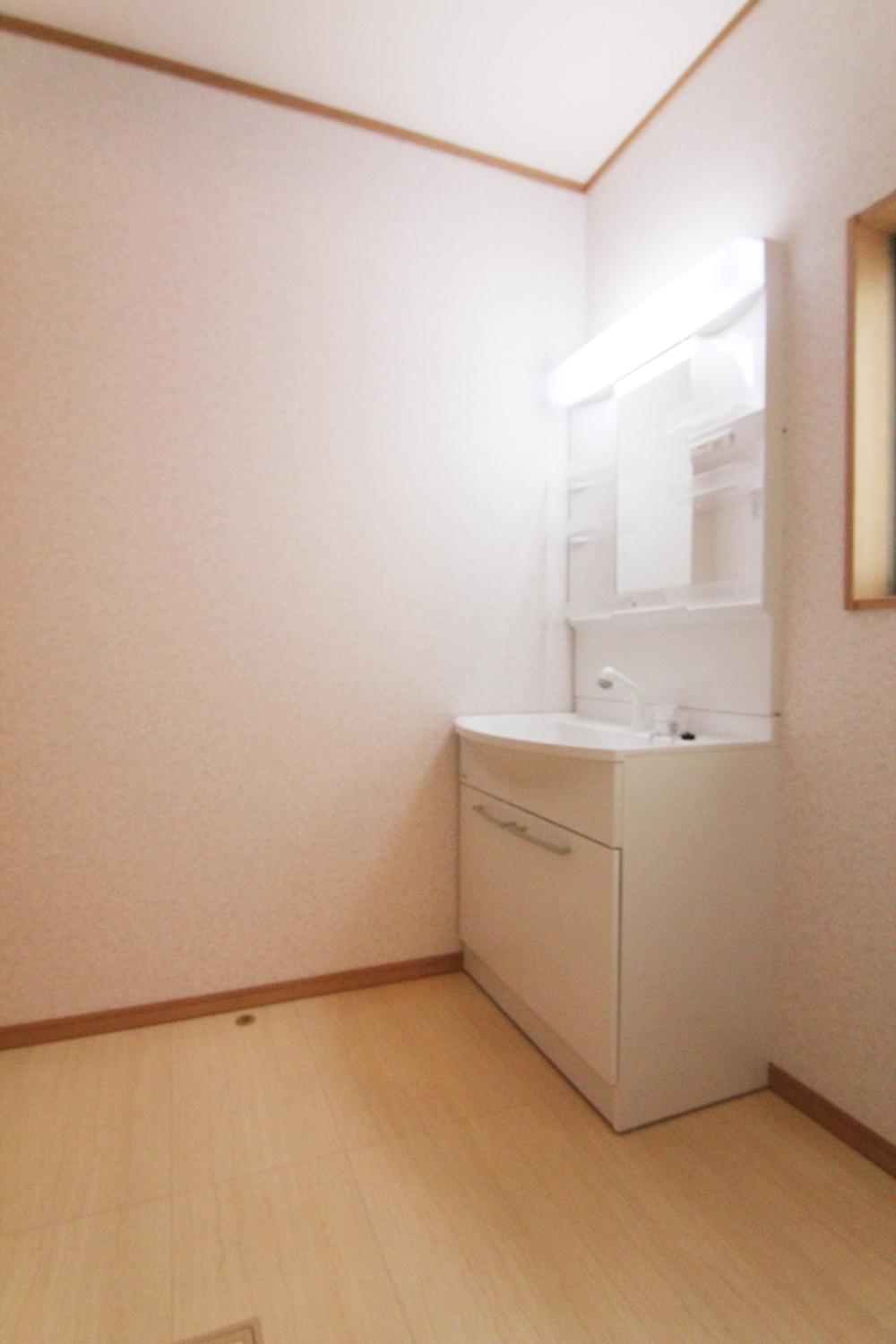 Wash basin, toilet. ◆ Wash