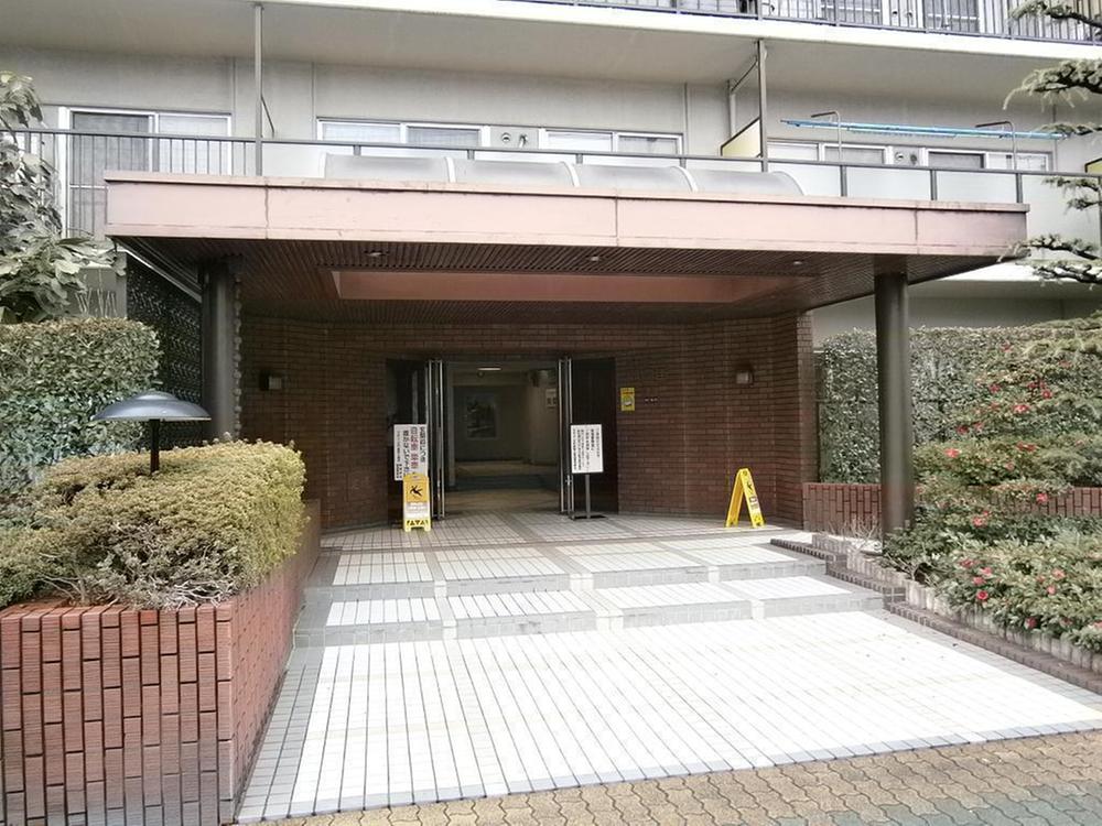 Entrance. Mansion Entrance