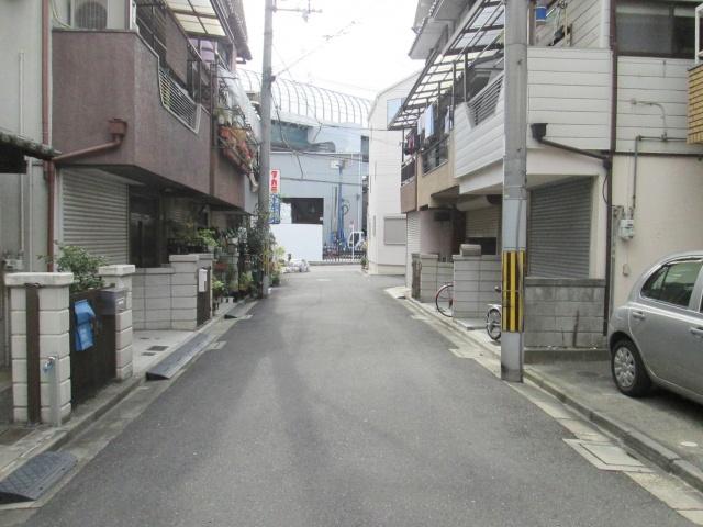 Local photos, including front road. The bathrooms are equipped with add-fired function