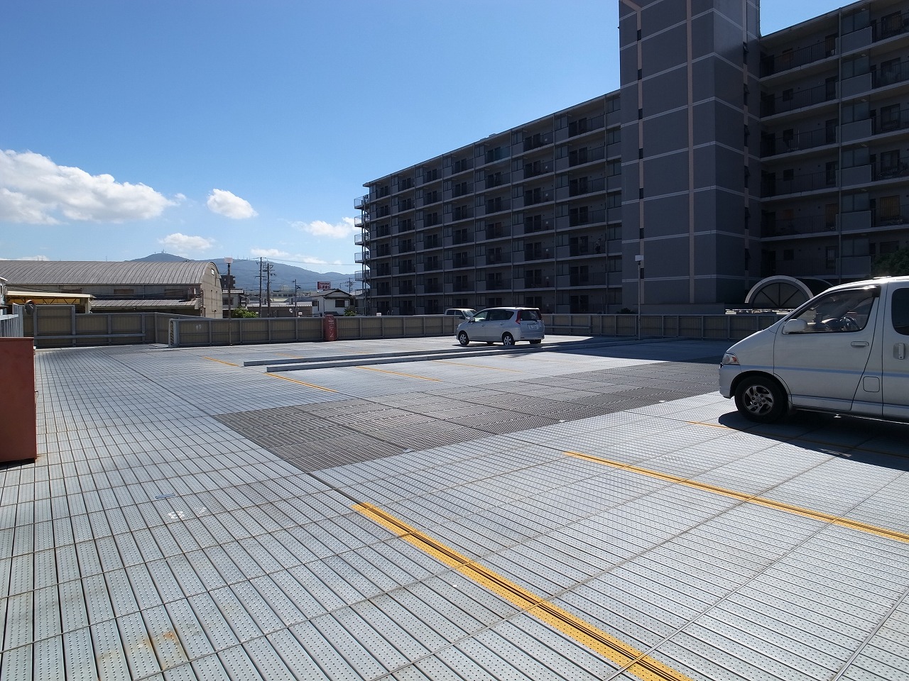 Parking lot. Plane ・ 1st floor ・ There the second floor. It is safe with a remote control gate.