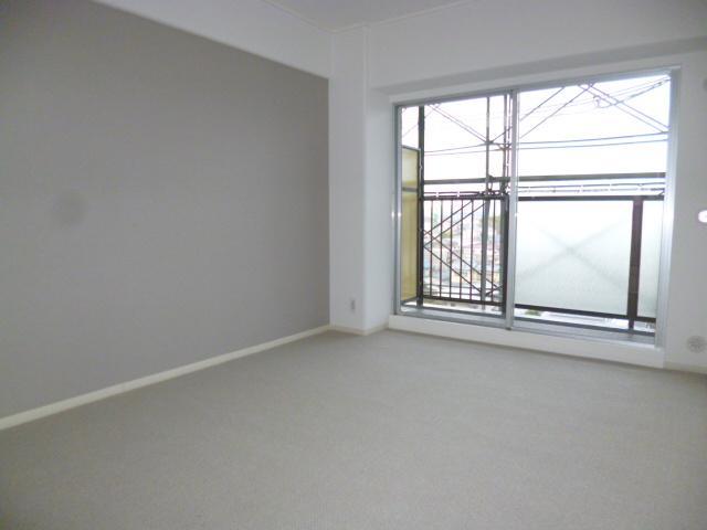 Non-living room. Indoor (12 May 2013) Shooting