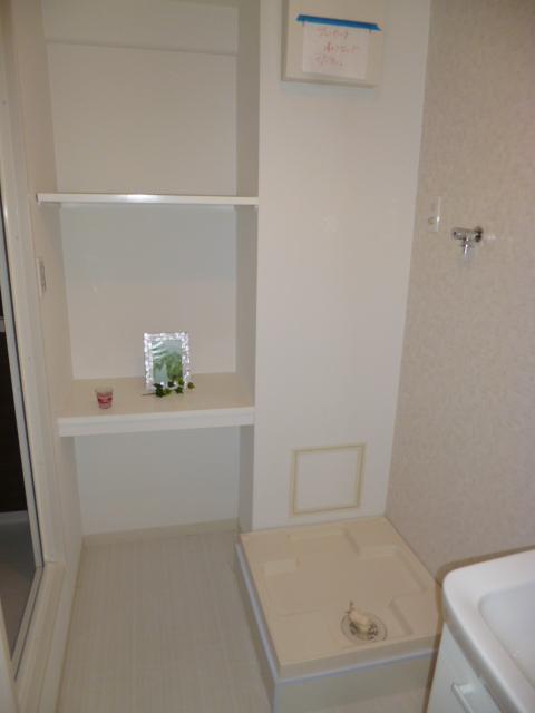 Wash basin, toilet. Indoor (12 May 2013) Shooting