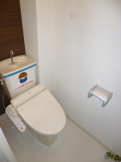 Toilet. Indoor (12 May 2013) Shooting