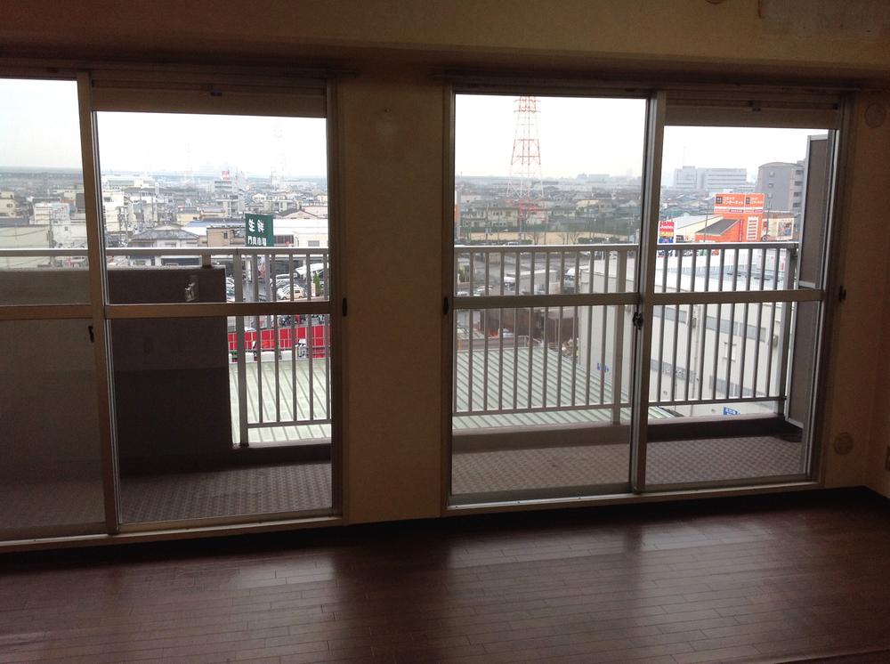 Living. The opening is large, It feels good living