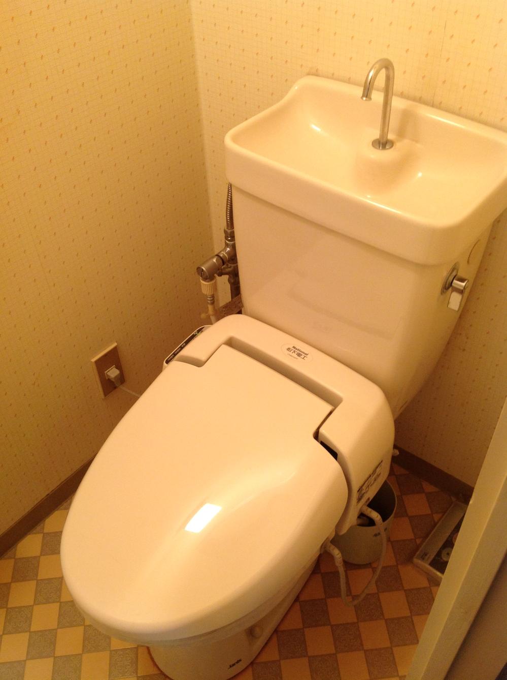 Toilet. Indoor (12 May 2013) Shooting