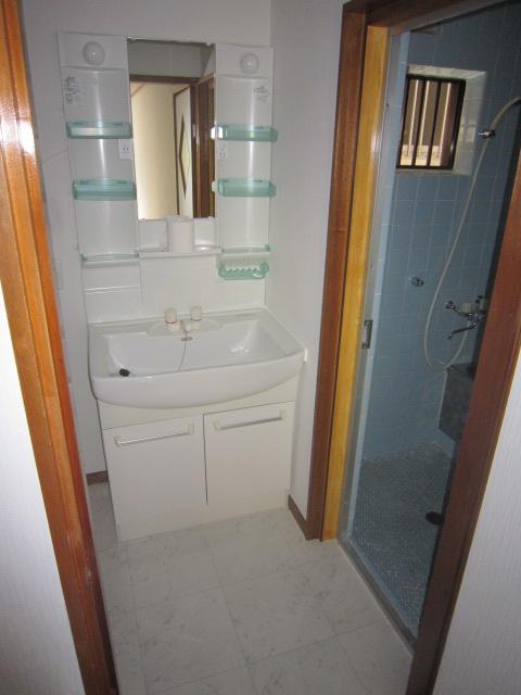 Wash basin, toilet. Indoor (09 May 2012) shooting