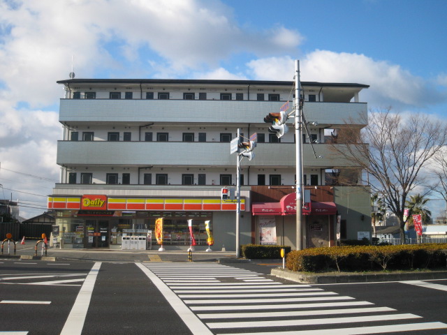 Convenience store. 118m until the Daily Yamazaki Kaizuka Hatanaka store (convenience store)