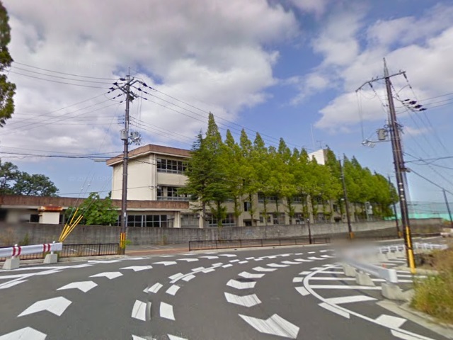 Junior high school. 2335m to Kaizuka Tatsudai three junior high school (junior high school)