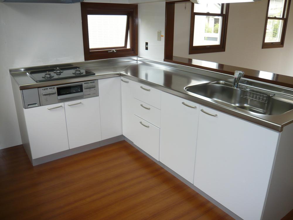 Kitchen.  ☆ L-shaped face-to-face kitchen