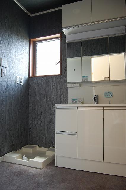 Wash basin, toilet.  ☆ Wash basin with three-sided mirror ☆