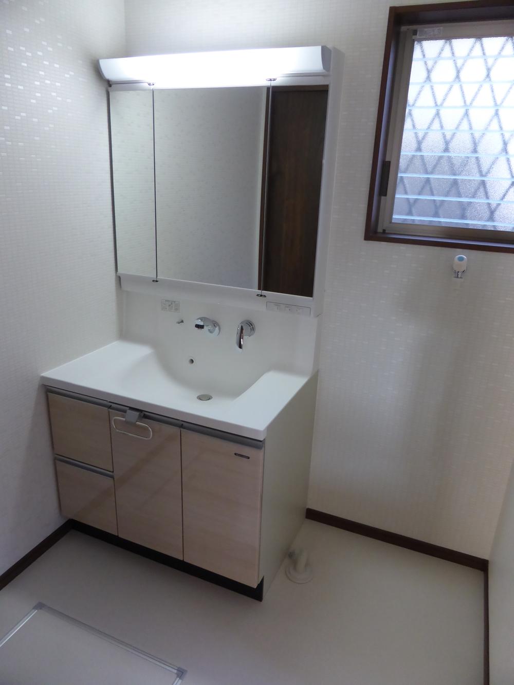 Wash basin, toilet. Washstand was spacious of 90cm. You can also ventilation because there is also a window