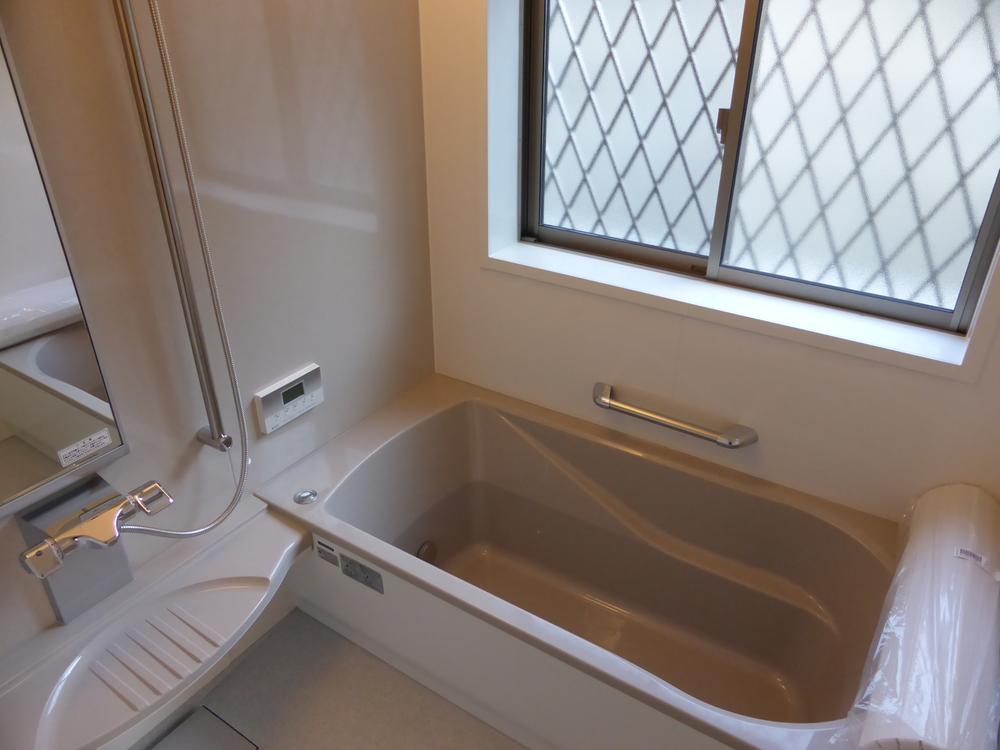 Bathroom. It can also be ventilated with large windows, Bright bathroom