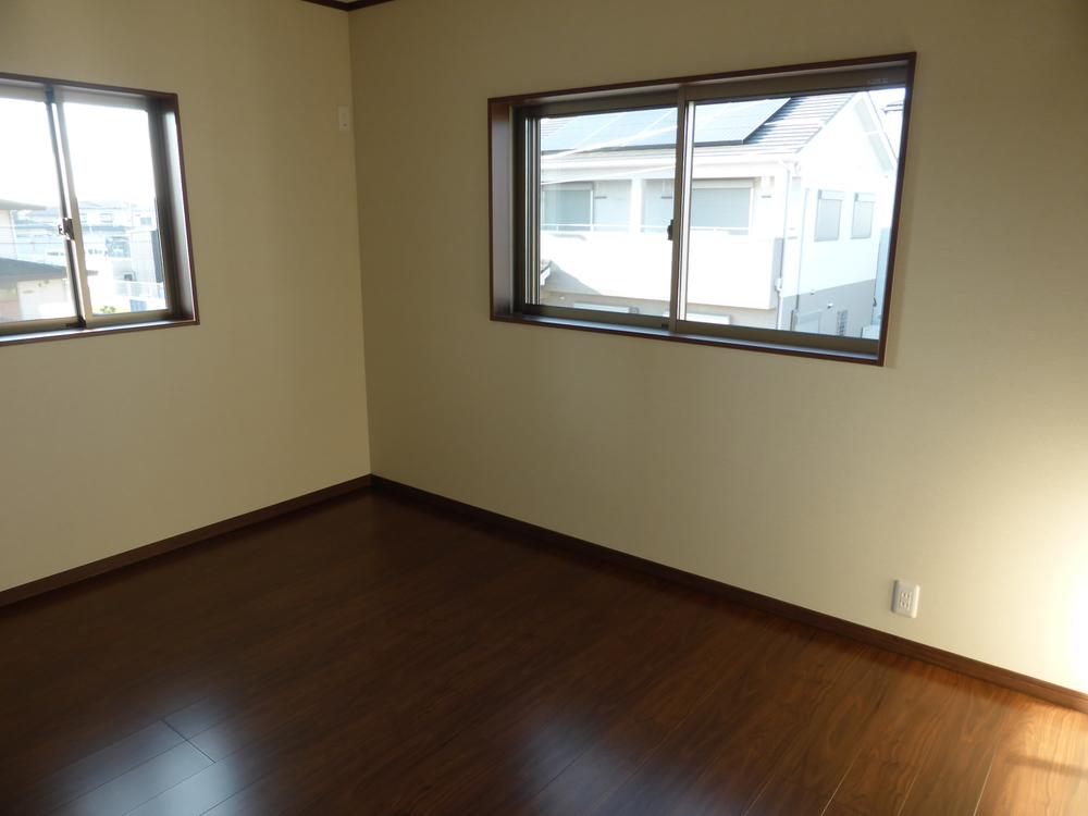Non-living room. There are two floor of the Western-style also all windows one by two, Bright
