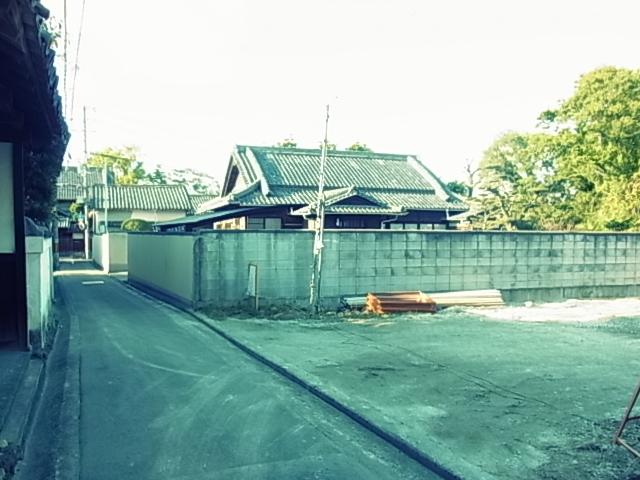 Local photos, including front road. Local which is located in a quiet residential area. Since the partition of this sale of unconditional residential land, You can building a house of hope. Local (2013 12) shooting
