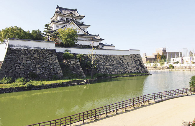 Other Environmental Photo. Your walk leisurely while watching the swan resting its wings in the 1000m moat to Kishiwada Castle