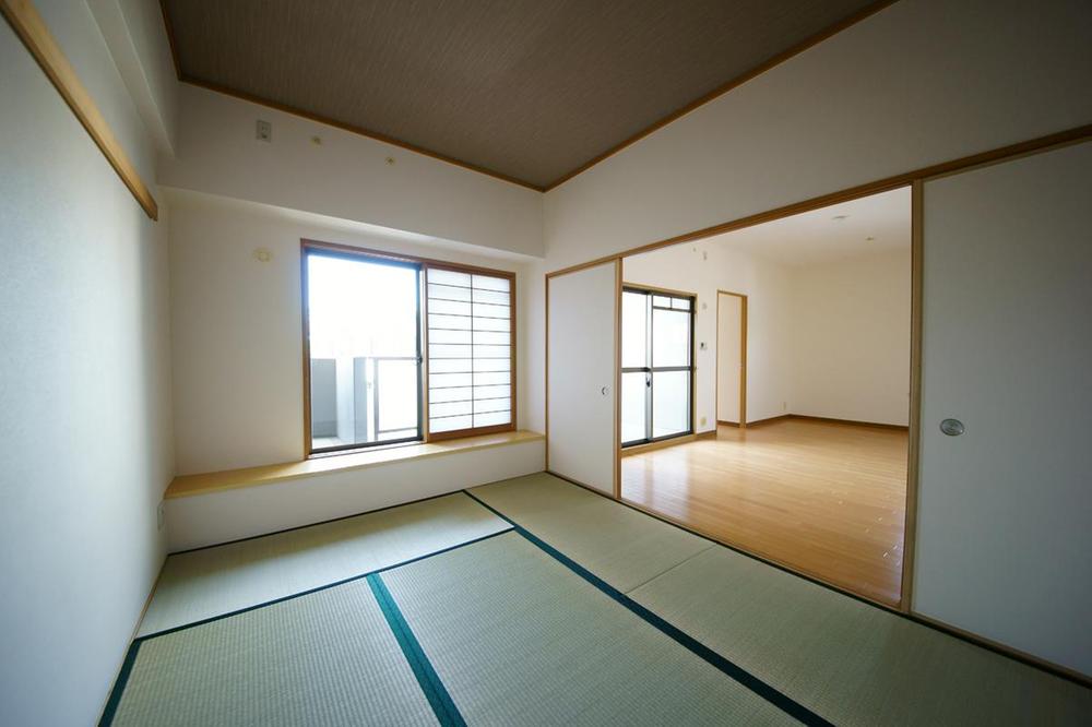 Non-living room. Open-minded Japanese-style room with a balcony facing bay window