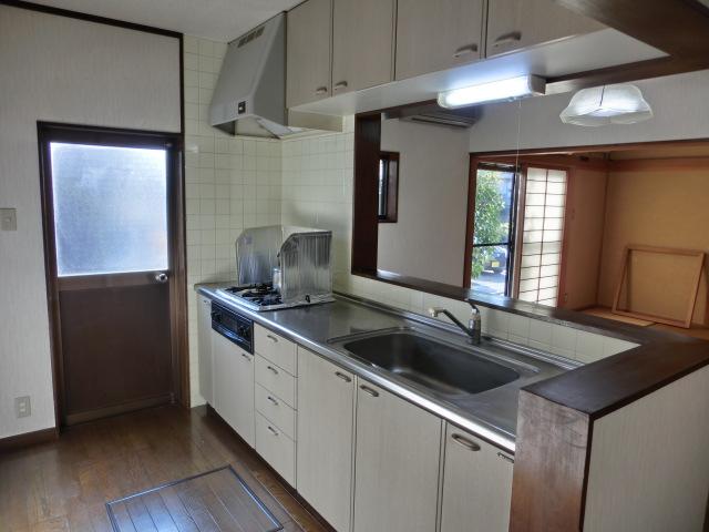Kitchen. Bright kitchen ☆ There is also storage enhancement Underfloor Storage! 