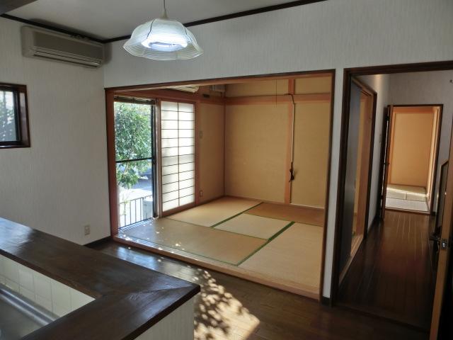 Living. You can family gatherings in a bright living room ☆
